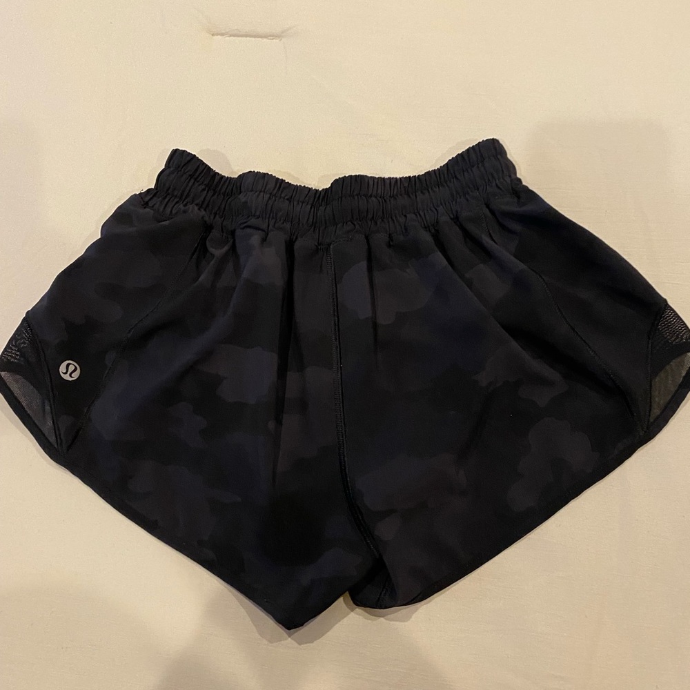 Lululemon Women’s 2.5 Hotty Hot Shorts Black Camo size 4